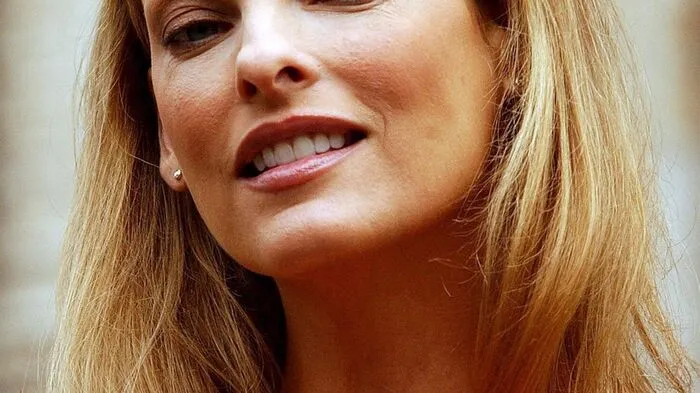 Schön ist in Hollywood nicht schön genug. Vielen Stars ist jedes Mittel recht, um in der Traumfabrik ein ewig junges Aussehen zu bewahren. So etwa Supermodel Linda Evangelista...