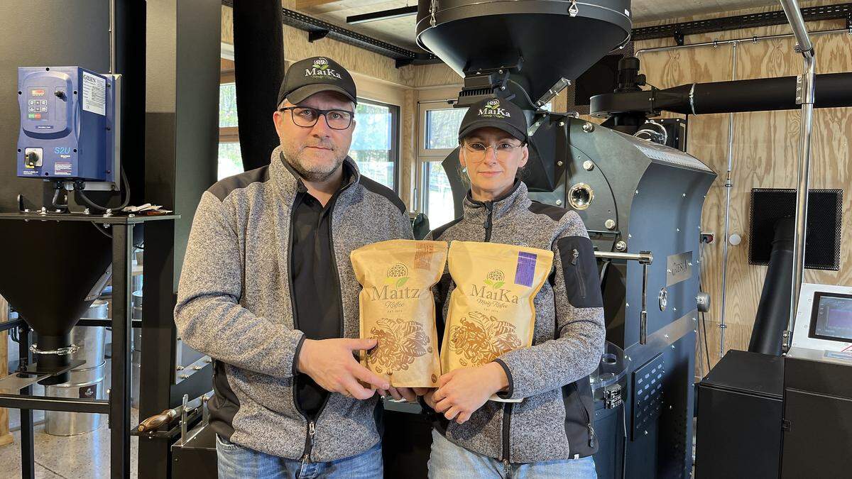 Franz Maitz und Aleksandra Piecak-Maitz mit Kaffee in der alten (r.) und neuen (l.) Verpackung