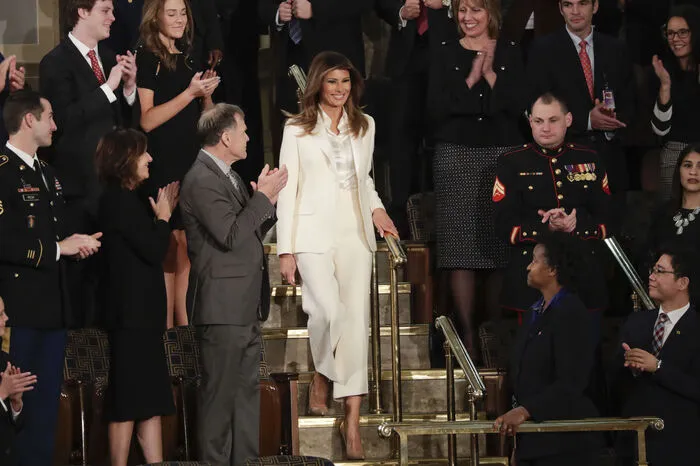 First Lady Melania Trump ist zur Rede ihres Mannes in einem weißen Hosenanzug im Kongress erschienen.