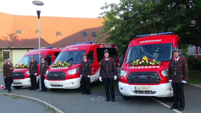 Feuerwehrkurat Arnold Heindler spendete den kirchlichen Segen für die nur äußerlich identischen Mannschaftstransportfahrzeuge der Marke Ford Transit.