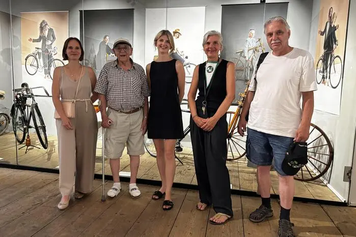Mateja Močnik Nedok (MiaZ) mit „Model“ Josef Resnik, Fotografin Barbara Majcan, Museumsleiterin Beatrix Vreča und Egon Lampl von Lampl’s Fahrradmuseum in Werndorf