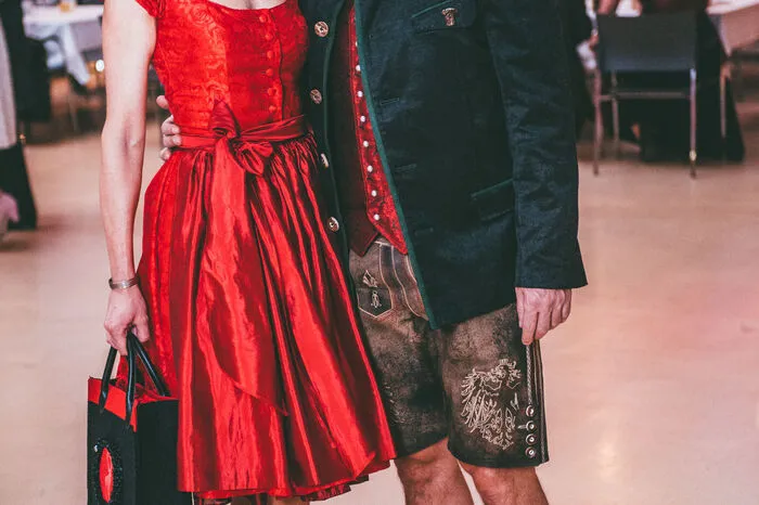 Iris und Herbert genossen den Ball - abgestimmt in Rot.
