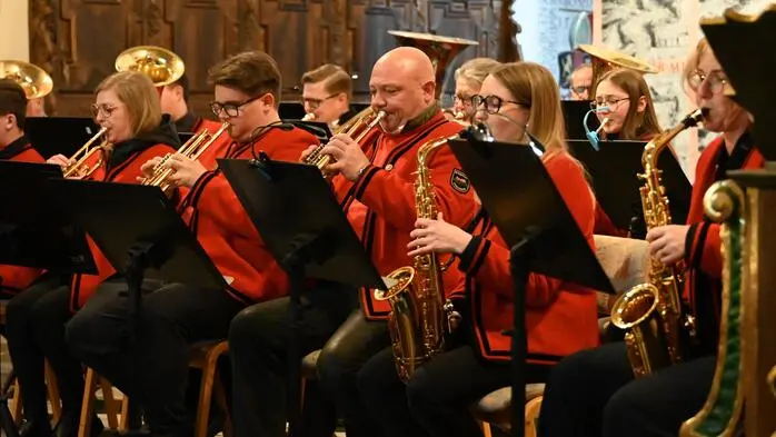 Das Konzert stand unter dem Motto „Von guten Mächten wunderbar geborgen“ und bot den zahlreichen Besuchern eine klangvolle Reise vom Winter in den Frühling.