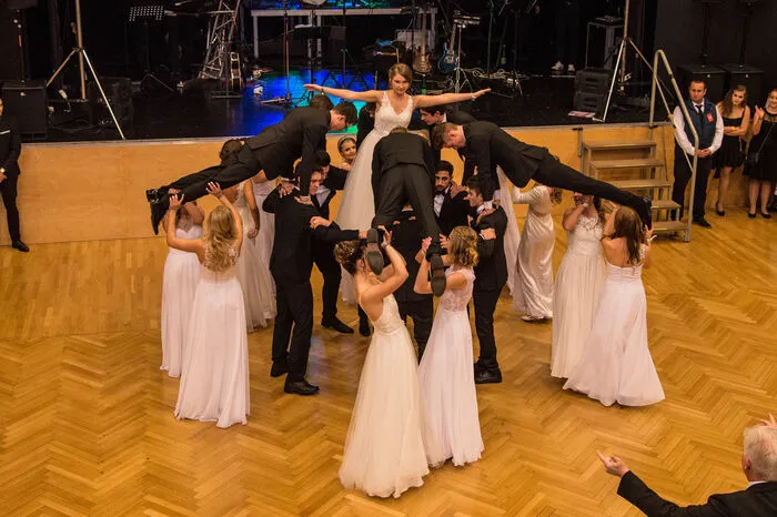 ... die MaturantInnen überraschten die zahlreichen BesucherInnen mit einer atemberaubenden Polonaise ...