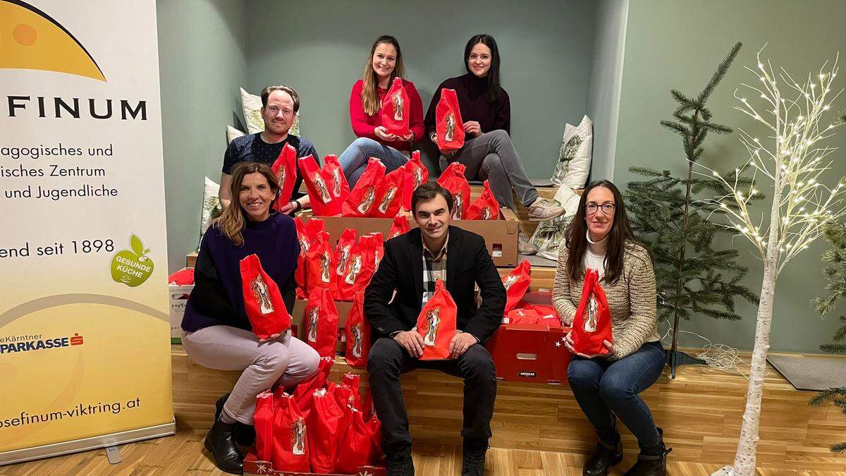 Der Rotaract Club Klagenfurt übergab Nikolo-Sackerln an das Team des Josefinum