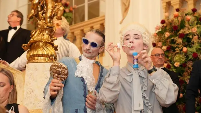 Der Einlass hat begonnen, die Mitglieder der Statisterie haben sich als Showrunner unter die Ballbesucher gemischt