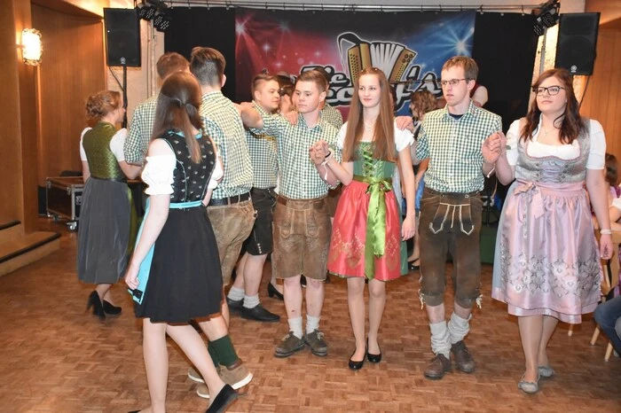 Die Mädchen und Burschen der Landjugend eröffneten die Ballnacht mit einer Polonaise.