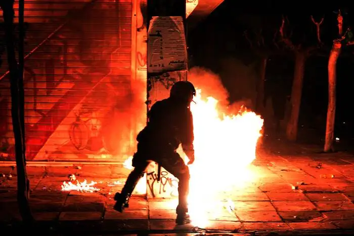 Der Protestzug löste sich schnell auf, einige Teilnehmer setzten beim Rückzug Abfalleimer in Brand.