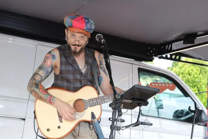 Stephan Heiner spielte in der 10. Oktoberstraße, anstatt Martin Sabitzer alias „Smartie Joe“ der leider nicht singen konnte.