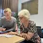 Christine Keuc lässt sich von Veronika Berner von Logo Jugendmanagement bei der Digi-Sprechstunde im Regionalbüro Leibnitz beraten
