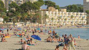 Tropische Verhältnisse: Der ungewöhnlich heiße Oktober lockt auf Mallorca zahlreiche Badegäste an die Strände