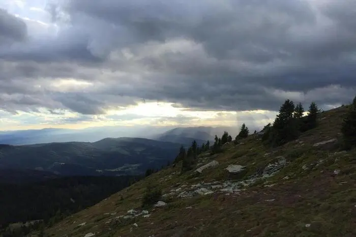 Der gebürtige Steirer zeigt Tom Walek den 2.396 Meter hohen Zirbitzkogel – auch im Gedenken an seine vor drei Wochen verstorbene Oma, die er sehr geliebt hat und die in dieser Region zuhause war.