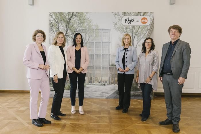 Das Haus der Geschichte Österreich im MQ wird ein nachhaltiger Holzbau | v.l.n.r. Monika Sommer (Direktorin Haus der Geschichte Österreich), Bettina Leidl (Direktorin MuseumsQuartier Wien), Andrea Mayer (Kunst- und Kulturstaatssekretärin), Johanna Rachinger (Generaldirektorin Österreichische Nationalbibliothek), Bettina Krauk (Geschäftsführerin synn architekten), Markus Penell (Partner O&O Baukunst) © MuseumsQuartier Wien, Foto: Niko Havranek