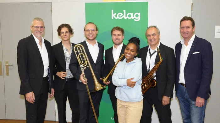 Leiter Hans Lassnig, Sänger Andi Jechtl, Posaunist Michael Taschler, Trompeter Daniel Aman, Sängerin Cloudhead, Saxophonist Walter Huss und Kelag-Vorstandsvorsitzender Reinhard Draxler.