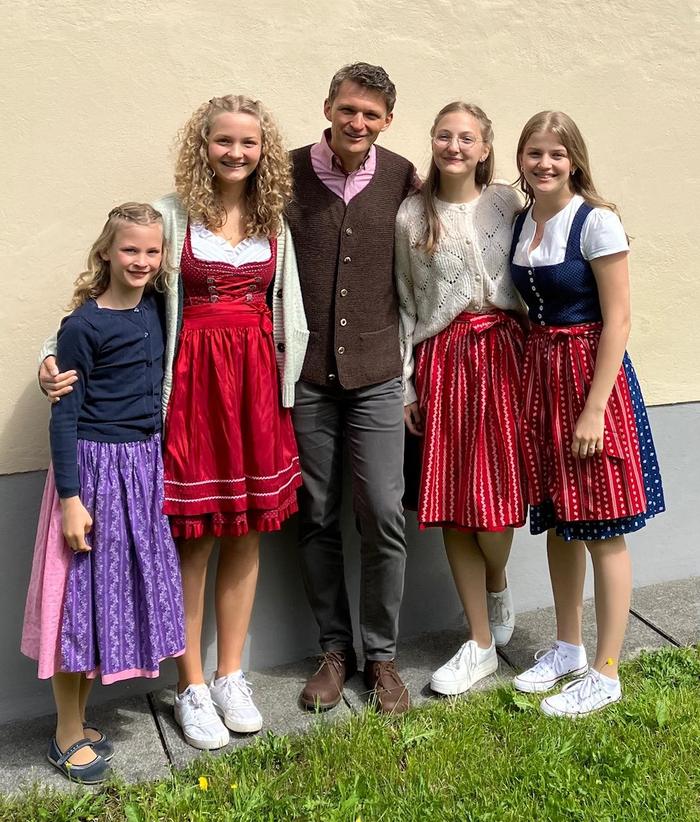 Robert Oberlerchner mit seinen vier Töchtern, alle zwischen 12 und 20 Jahre alt: Flora, Anna, Lena und Lisa (von links nach rechts)
