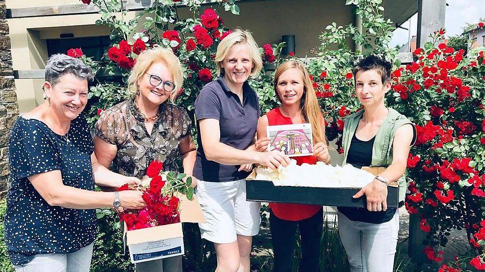 Evelyn Krammer, Luise Kleindienst, Barbara Heinzl-Jauk, Stefanie Schmid und Eveline Liebmann beim Pflücken in Deutschlandsberg 
