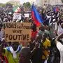 "Nieder mit Frankreich, es lebe Putin." Demonstranten in der nigrischen Hauptstadt Niamey am 30. Juli 2023. 