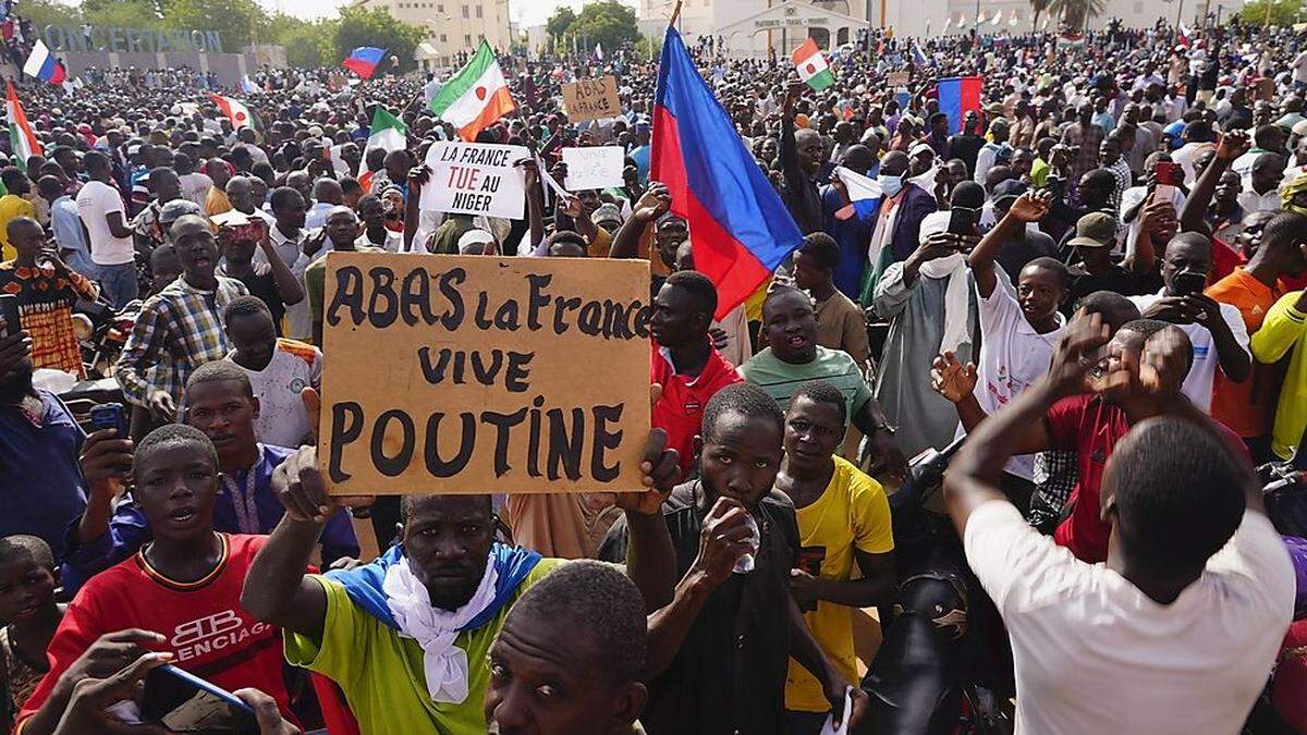 &quot;Nieder mit Frankreich, es lebe Putin.&quot; Demonstranten in der nigrischen Hauptstadt Niamey am 30. Juli 2023. 