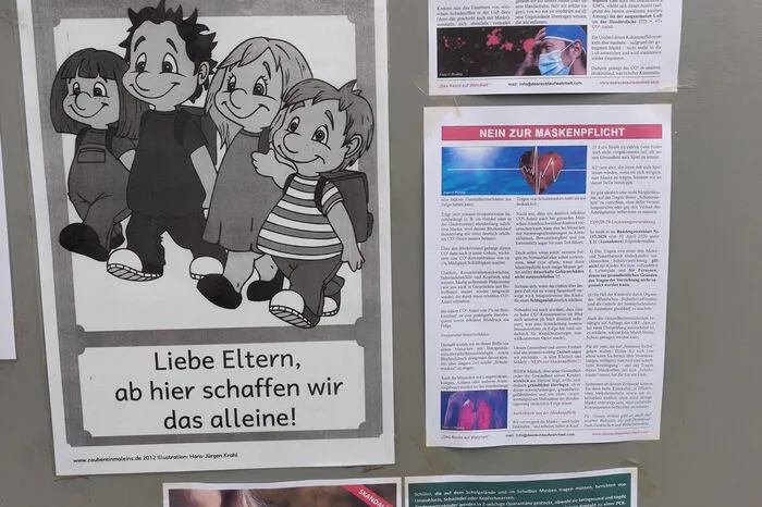 Auf Flugblättern wird vor dem Maskentragen gewarnt.