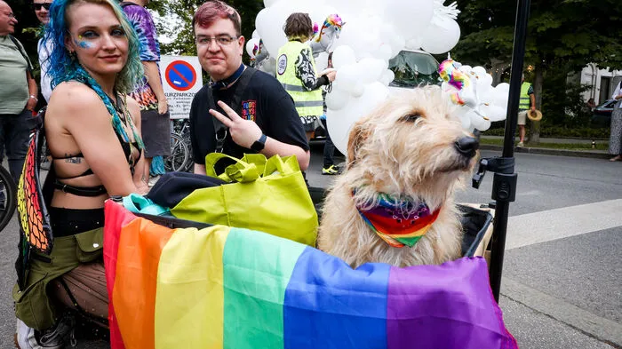 Tausende bunte Menschen - und nicht nur Menschen - haben am Samstag schon vor dem Beginn der CSD-Parade den Grazer Stadtpark bevölkert ...