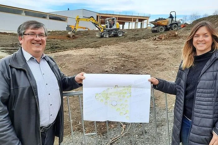 Pfarrer Giovanni Prietl ist für das Projekt verantwortlich; Meistergärtnerin Anna Angermann war für die Gestaltung zuständig.