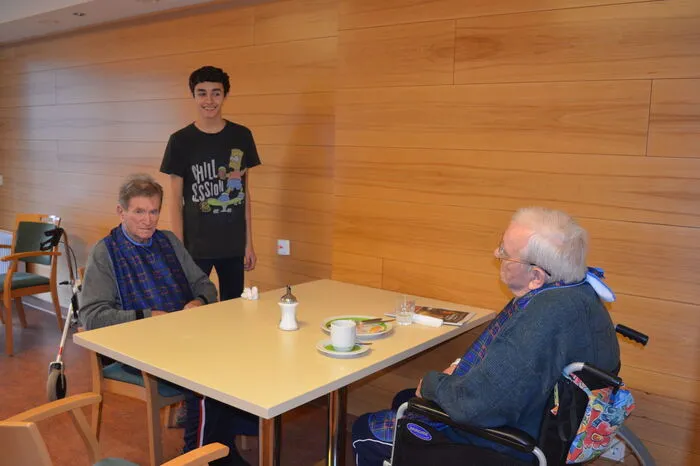 Daniel Rocha, Lukas Pöllabauer und Christoph Pöllabauer aus der Neuen Mittelschule Birkfeld nutzten den "Boys' Day" am Donnerstag, um Krankenpfleger im Bezirkspflegeheim Birkfeld bei ihrer Arbeit zu begleiten. Hier im Bild sind Daniel Rocka, Josef Schaberreiter und Franz Reitbauer.