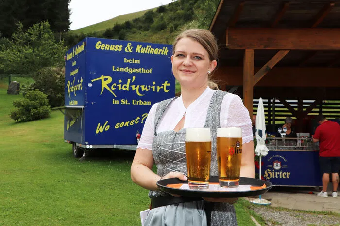 Vanessa Greilinger, die Tochter von Melanie Stiff, half auch fleißig mit beim 7. Gulaschfestival.