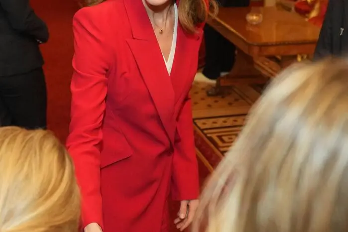 Der Schnitt wirkt moderner als gewohnt: eine asymmetrische Jacke mit extraweitem, überlangen Hosenbein.