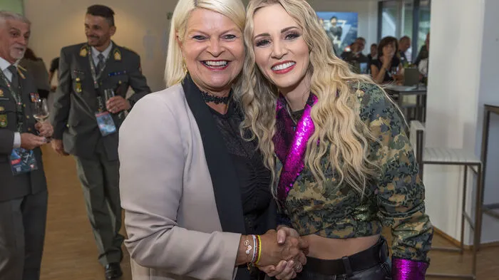 Beim Militärmusikfestival am Donnerstag in Klagenfurt war auch anwesend, was Rang und Namen hat, wie Verteidigungsministerin Klaudia Tanner und Schlagersängerin Melissa Naschenweng.