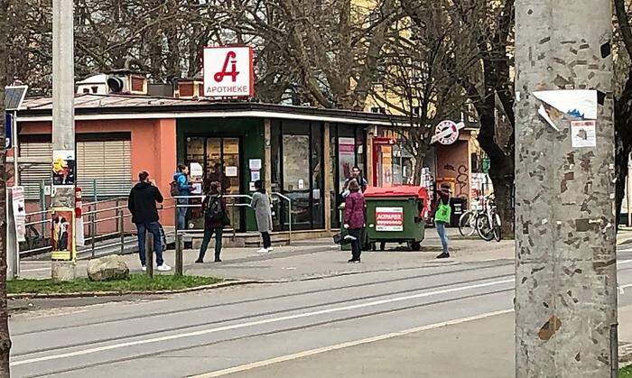 "Warteschlange" in der heutigen Zeit - hier in Graz-Geidorf vor der Apotheke beim Seniorenzentrum