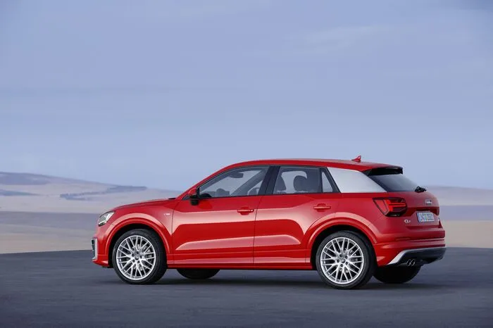 Serienmäßig ist der Q2 mit einem MMI-Monitor ausgestattet, das Infotainmentsystem lässt sich über einen Dreh-/Drücksteller und zwei Tasten auf dem Mitteltunnel bedienen. Neben dem optionalen Audi Virtual Cockpit und dem Head-up-Display stammen auch die Fahrerassistenzsysteme für den Audi Q2 aus der Oberklasse – darunter serienmäßig Audi Pre Sense Front, das kritische Situationen mit anderen Fahrzeugen sowie querenden Fußgängern vor dem Fahrzeug erkennt und gegebenenfalls eine Vollbremsung einleitet.