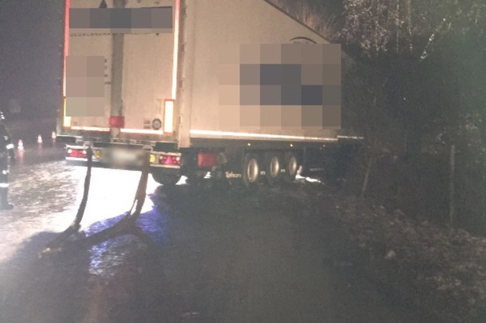 Ein türkischer Sattelschlepper kam kurz vor zwei Uhr ins Schleudern. Der Lkw kam von der Fahrbahn ab und kam zur Hälfte im Graben und zur anderen Hälfte quer über die Autobahn zum Stehen.