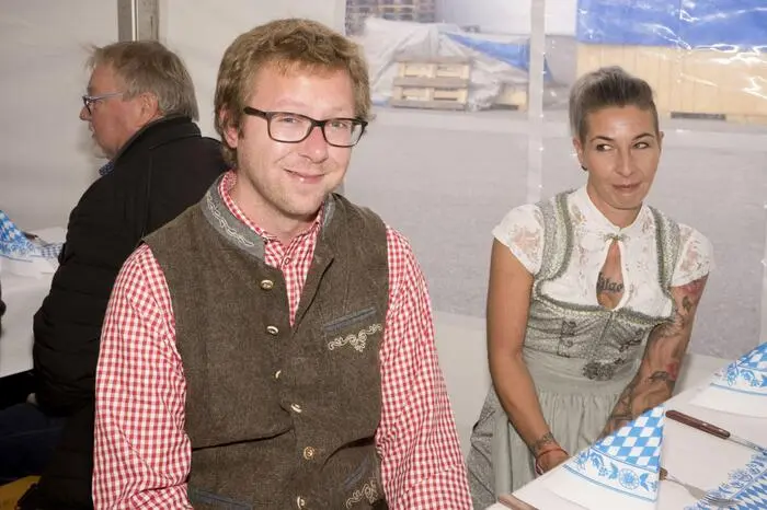 2010 kaufte und übernahm als Alleineigentümerin Barbara Isack-Heller den Betrieb - seither verdreifachte sich der Umsatz auf rund neun Millionen Euro, 35 Mitarbeiterinnen und Mitarbeiter finden bei SKS Beschäftigung. Die SKS Elektroanlagenbau produziert Kraftwerksanlagen und liefert in 