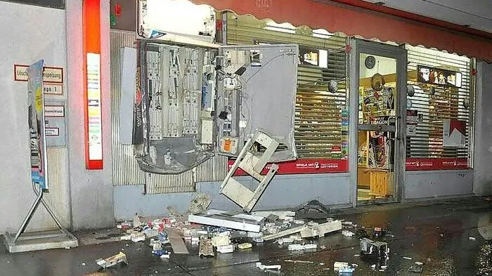 Ein ähnlicher Vorfall 2015 in Wien: Vier junge Männer sprengten drei Zigaretten-Automaten auf