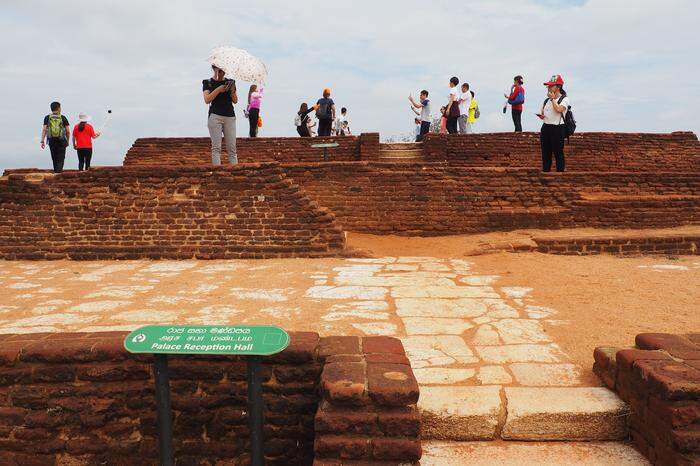 Auf dem Plateau des Monolithen Sigiriya befinden sich die Ruinen der historischen Felsenfestung. 1982 wurde der Löwenfels zum Unesco-Weltkulturerbe erklärt 