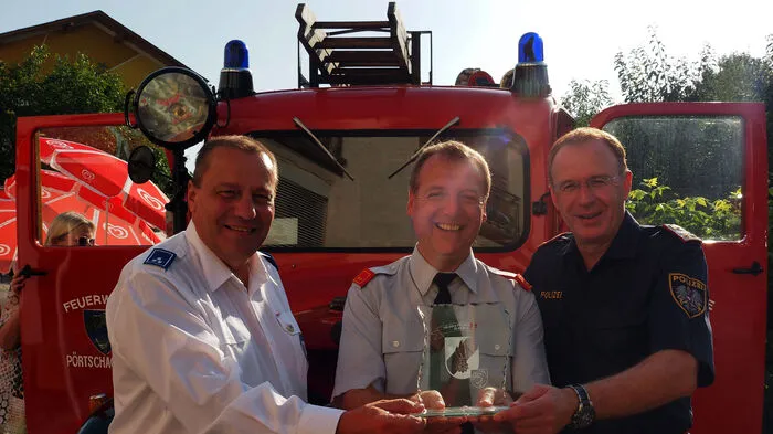 Inmitten von Pörtschach roch es am Samstag g'schmackig nach Gegrilltem. Vor dem Feuerwehrhaus lud die Freiwillige Feuerwehr zum Jubliäumsfest. Die Feuerwehr gibt es seit 140 Jahren. Als Erinnerung erhielten die Ehrengäste einen Glaspokal.