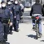 ABD0141_20200410 - WIEN - ÖSTERREICH: Polizeibeamte führen am Freitag, 10. April 2020, Aufklärungsgespräche und Personenkontrollen am Donaukanal in Wien durch. In Österreich gelten aufgrund der Covid-19-Pandemie Ausgangsbeschränkungen, Betretungsverbote und andere Regelungen, die in das Alltagsleben eingreifen. - FOTO: APA/HANS KLAUS TECHT