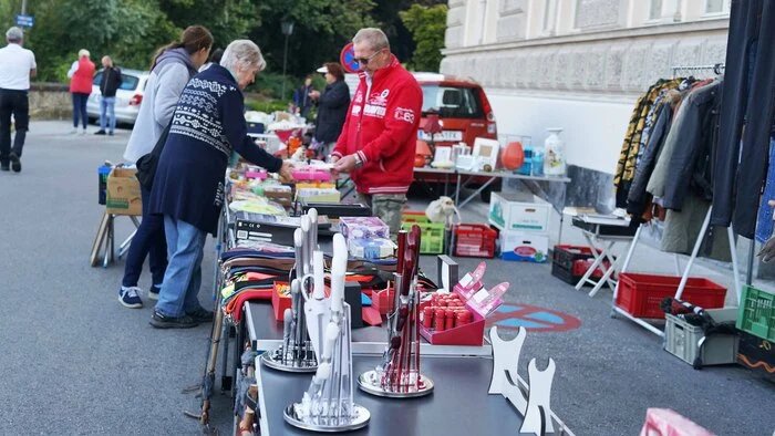 Bereits um 7 Uhr früh startete "Walters Flohmarkt" vor dem Rathaus. Gleich nebenan am Hohen Platz lockt der KuKuMa von 9 bis 12 Uhr mit regionaler Kulinarik und anderen Angeboten.
