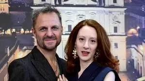 Philipp Hochmair (Jedermann) und Roxane Duran (Buhlschaft) werden 2026 gemeinsam auf dem Domplatz spielen