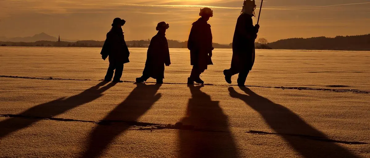 06.01.2025, Sternsinger der katholischen Gemeinde Hl. Familie Kaufbeuren, vor der Kirche in Apfeltrang und im Ostallgäu Bayern, vier Sternsinger laufen durch die verschneite Landschaft. 06.01.2025, Sternsinger 06.01.2025, Sternsinger *** 06 01 2025, carol singers of the catholic parish Hl Familie Kaufbeuren, in front of the church in Apfeltrang and in Ostallgäu Bavaria , four carol singers walk through the snowy landscape 06 01 2025, carol singers 06 01 2025, carol singers