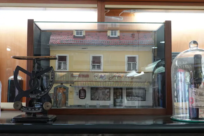 Das Innere des Geschäfts gleicht einem Museum für Füller-Liebhaber: antike Federn und Tintenfläschchen sind in Vitrinen gesammelt. sogar ein Miniaturmodell des Füllfederhauses gibt es.