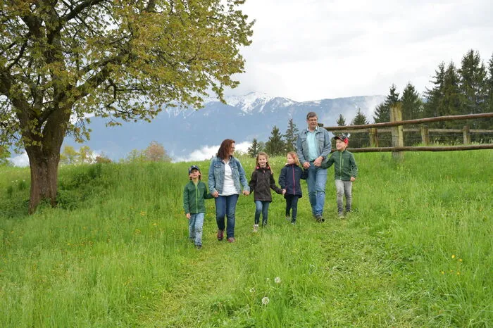 Die Familie ist ein eingeschworenes Team und verbringt gern Zeit an der frischen Luft. Auf einer kleinen Hofstelle halten sie auch Hühner und Schafe.