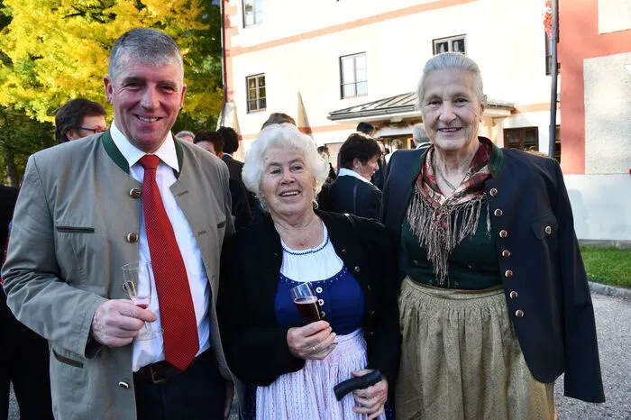 Vizebürgermeister Lorenz Podesser mit Cäcilia Huber, die vor 70 Jahren, die Schule in Drauhofen absolviert hat, und Hermine Brunner, Absolventin des Jahrgangs 1954/55. Die beiden Damen sind übrigens die Mütter der LFS-Direktoren Josef Huber und Herma Hartweger.