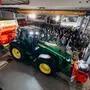 Das größte Gespann des Abends: Ein Traktor der Marke John Deere samt Pöttinger-Erntewagen