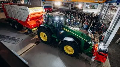 Das größte Gespann des Abends: Ein Traktor der Marke John Deere samt Pöttinger-Erntewagen