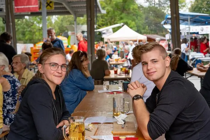 Die Veranstaltung rund um die Mehrzweckhalle war sehr gut besucht und bot zahlreiche Attraktionen ...