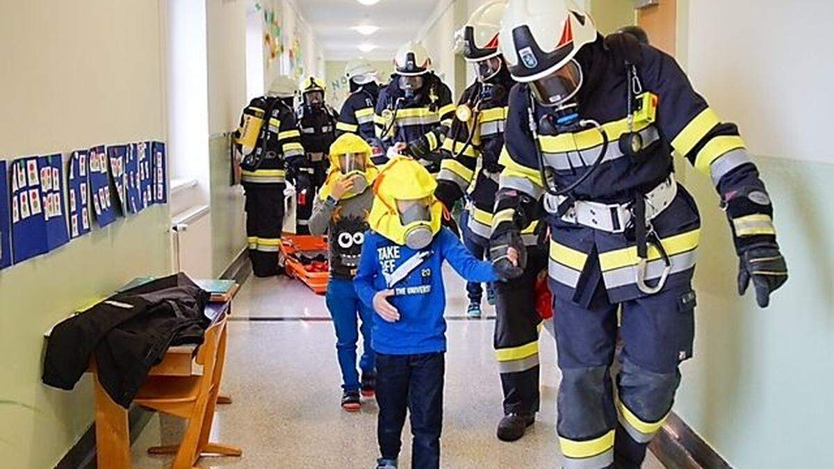 18 Kinder wurden mittels Brandfluchthauben evakuiert.