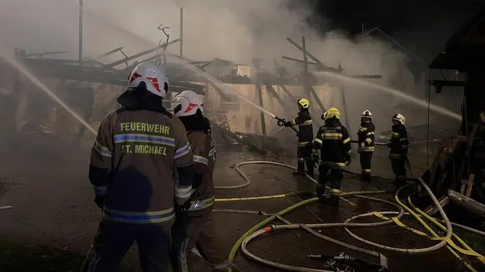 Mehrere Gebäude wurden in der Gegend in Brand gesteckt