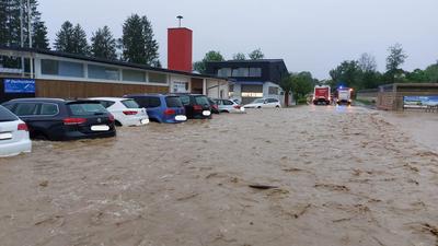 Vor dem Sportplatz des SV Ilztal in Neudorf (Bezirk Weiz): Die Spielerautos wurden am Dienstag geflutet. Am Mittwoch wurden sie abtransportiert | Vor dem Sportplatz des SV Ilztal in Neudorf (Bezirk Weiz): Die Spielerautos wurden am Dienstag geflutet; am Mittwoch wurden sie abtransportiert
