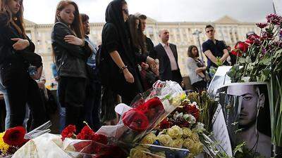 Weltweiter Abschied - selbst in Moskau vor der US-Botschaft trauern die Fans